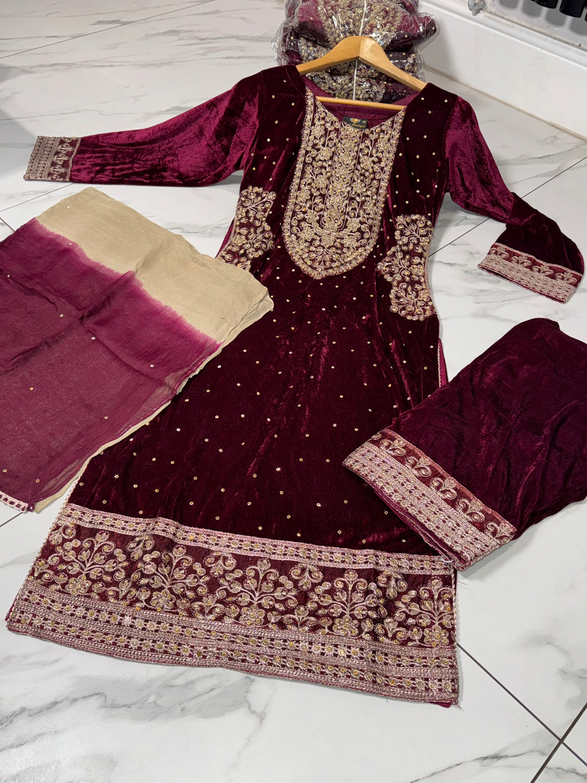 7 Colours ZIVA Pocket Winter Korean velvet design salwar kameez 3 piece Pakistani dupatta S-XL
Womenswear
